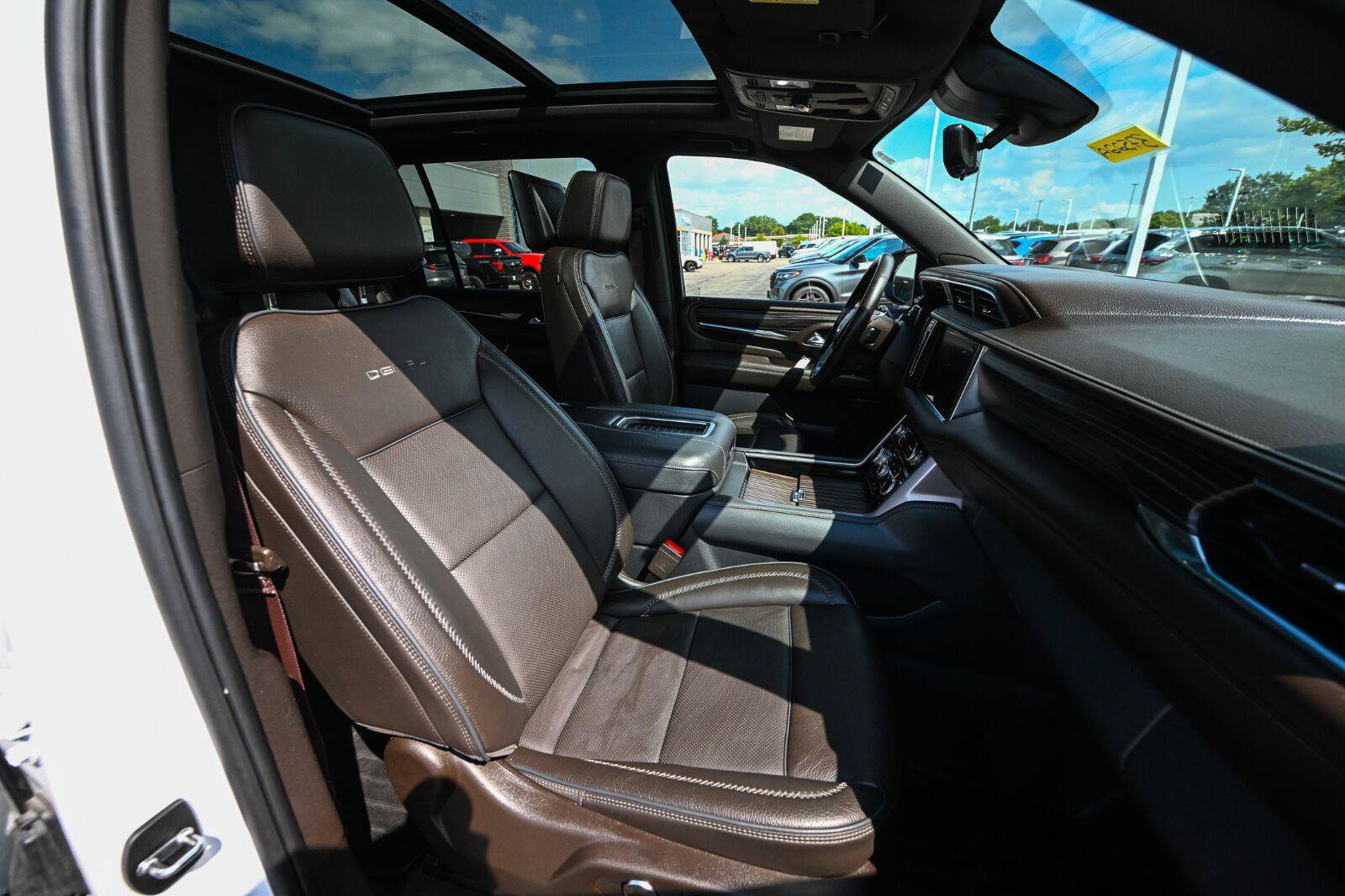 Used 2024 GMC Yukon XL Denali w/ Denali Reserve Package AWD/4WD image 27