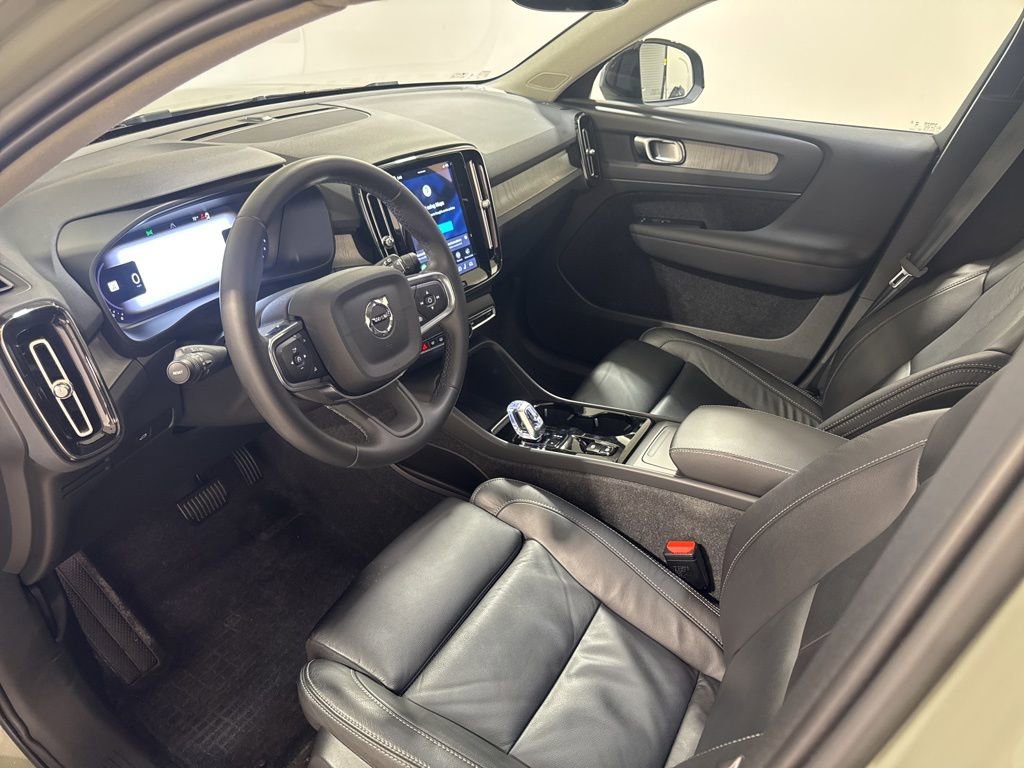 Used 2023 Volvo XC40 B5 Plus w/ Driver Assist Package AWD/4WD image 18