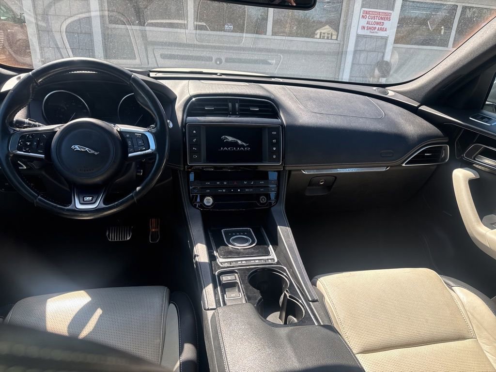 Used 2017 Jaguar F-PACE R-Sport image 31
