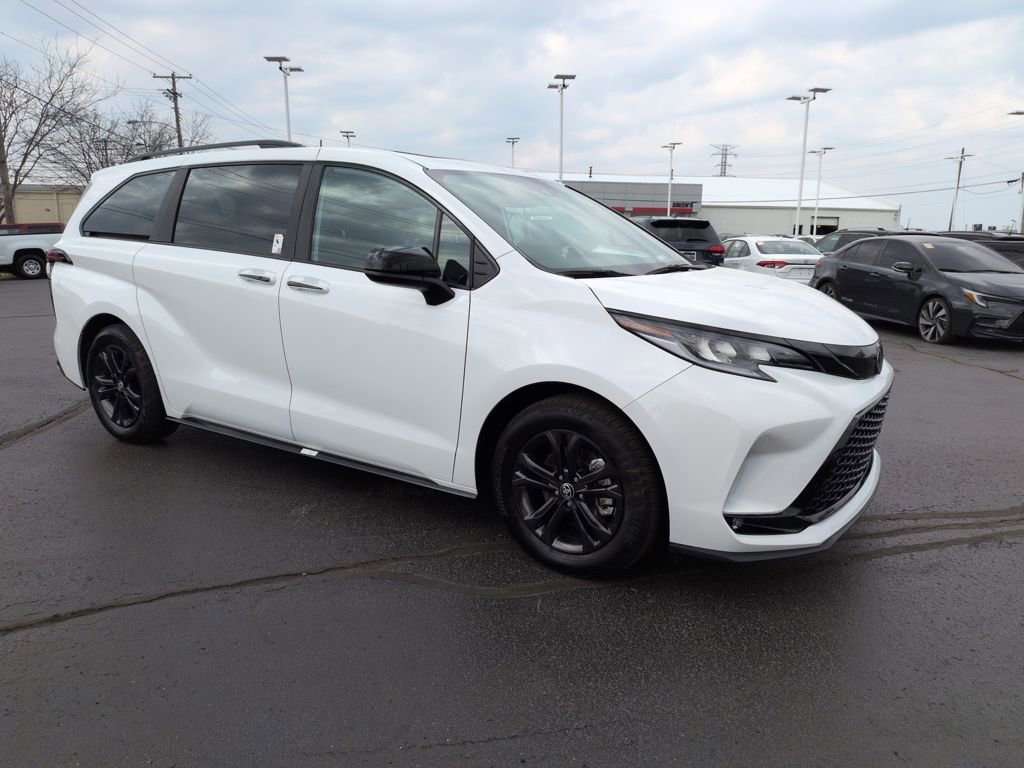 Used 2025 Toyota Sienna XSE w/ XSE Plus Package image 7