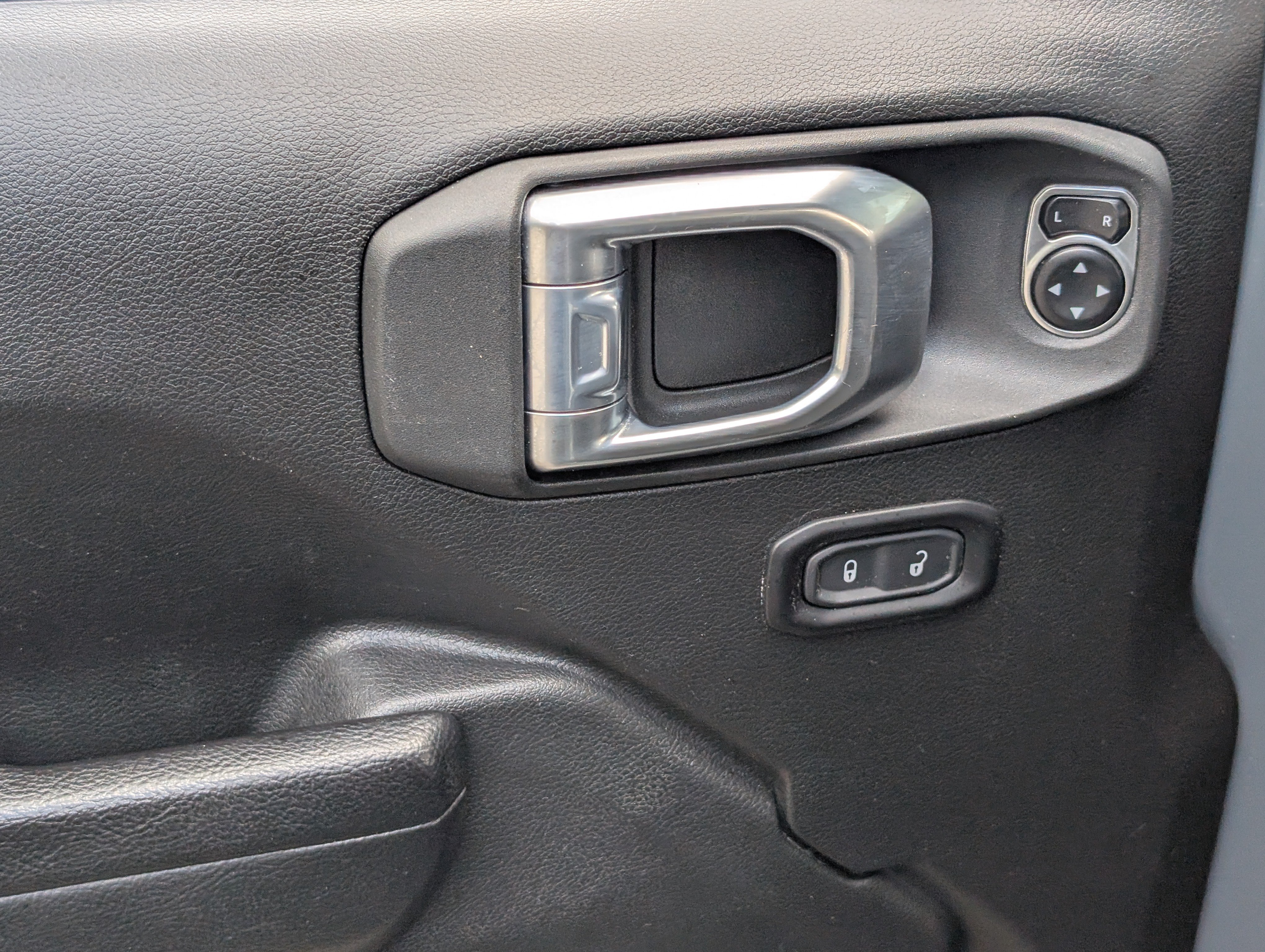 Used 2024 Jeep Wrangler Unlimited AWD/4WD image 15