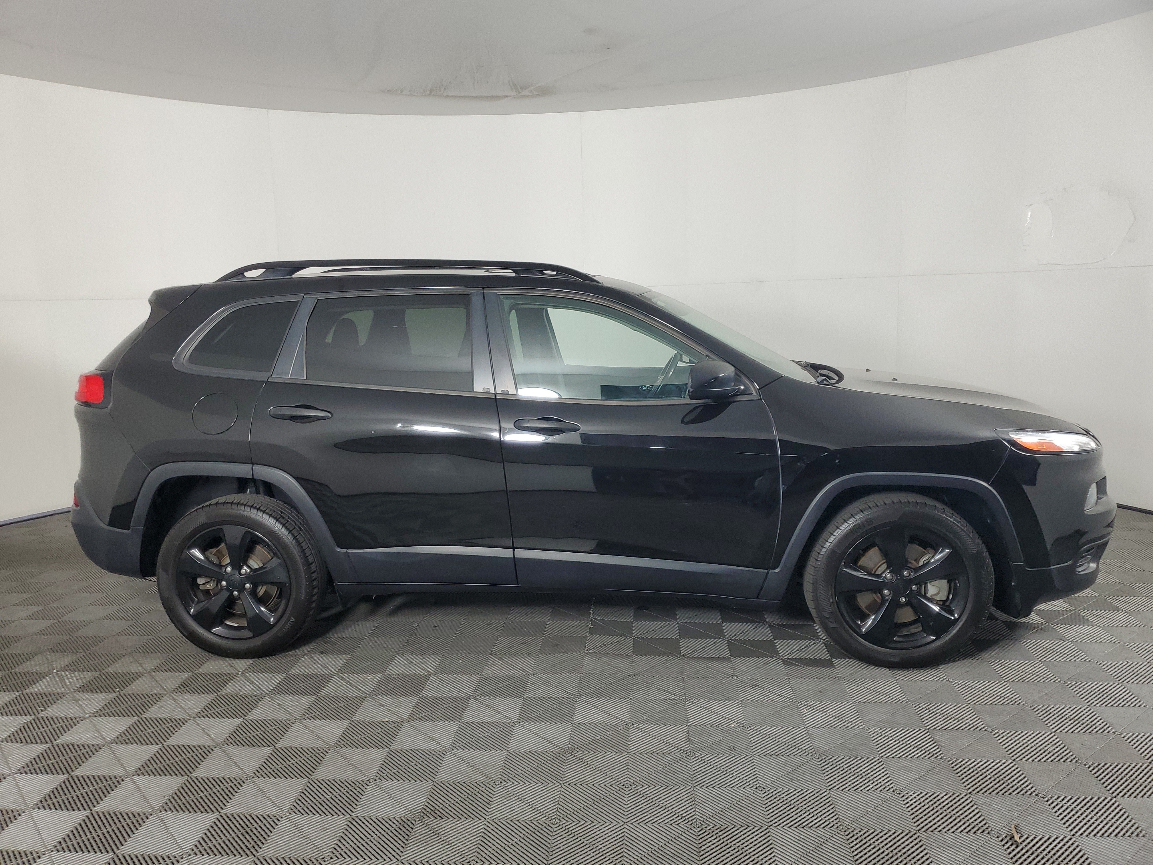 Used 2017 Jeep Cherokee Sport FWD image 3