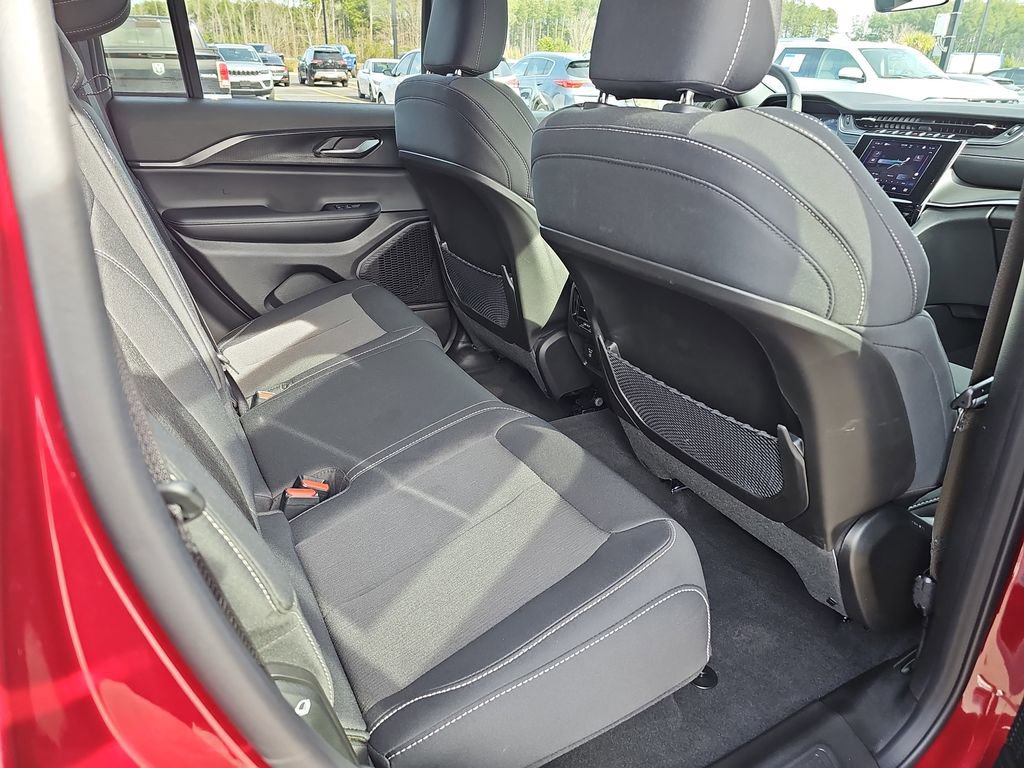 Used 2025 Jeep Grand Cherokee Laredo X w/ Luxury Tech Group I image 13