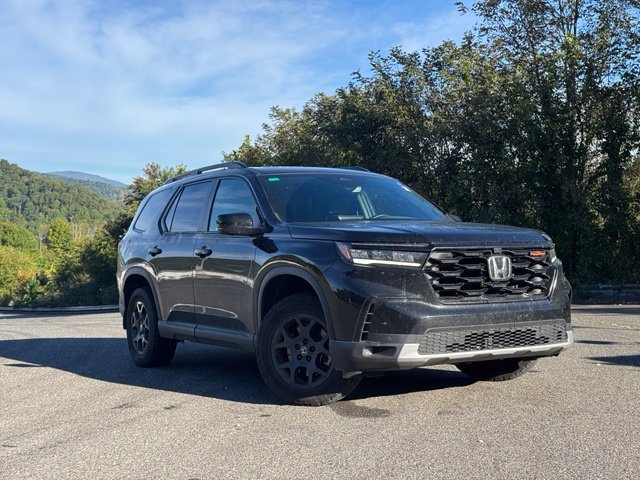 Used 2025 Honda Pilot TrailSport image 1