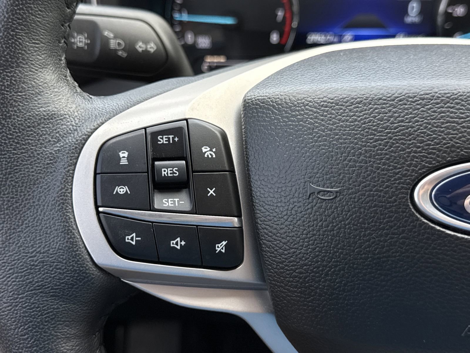 Used 2023 Ford Explorer Limited w/ Equipment Group 301A AWD/4WD image 22