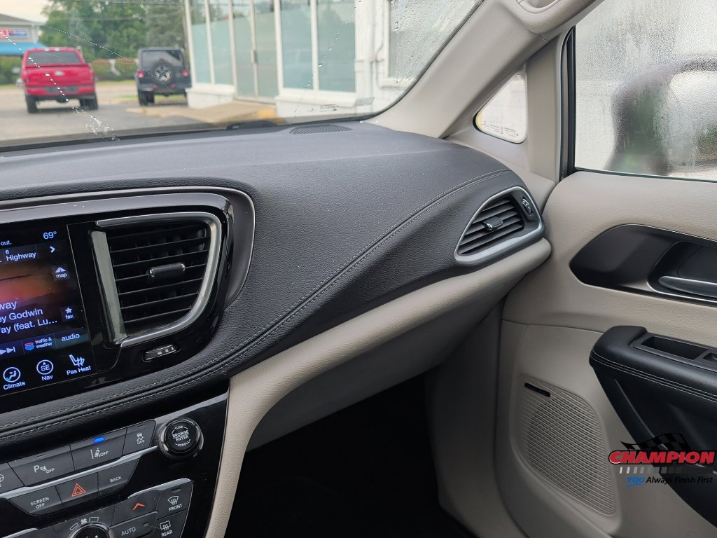 Used 2017 Chrysler Pacifica Limited FWD image 23