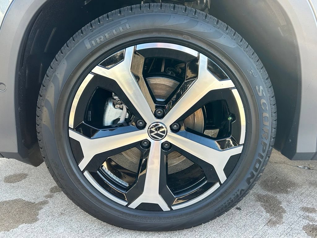 New 2026 Volkswagen Tiguan SE FWD image 32