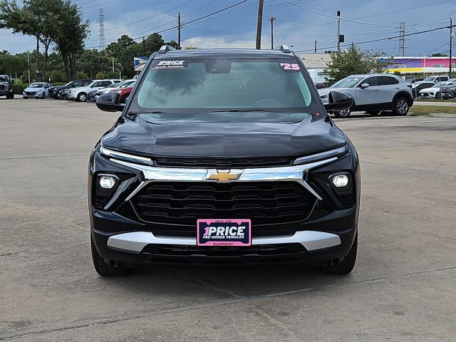 Used 2025 Chevrolet TrailBlazer LT AWD/4WD image 2