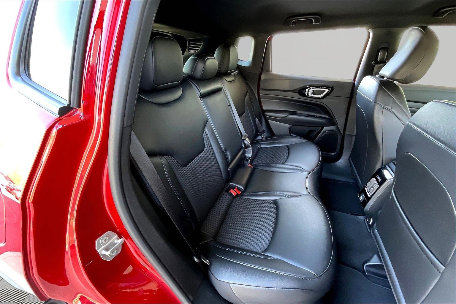 Used 2026 Jeep Compass Latitude image 24