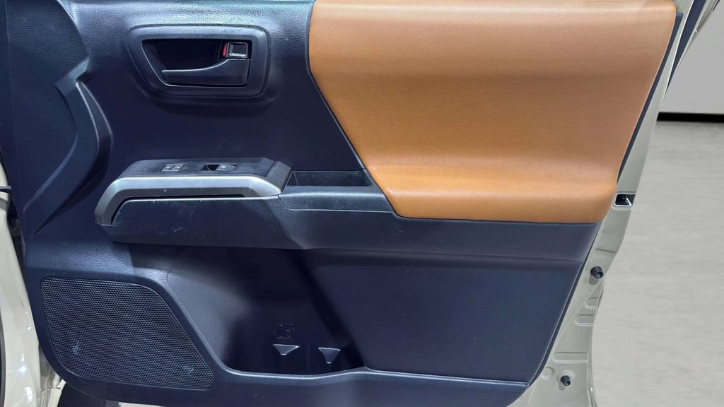 Used 2019 Toyota Tacoma SR5 AWD/4WD image 9