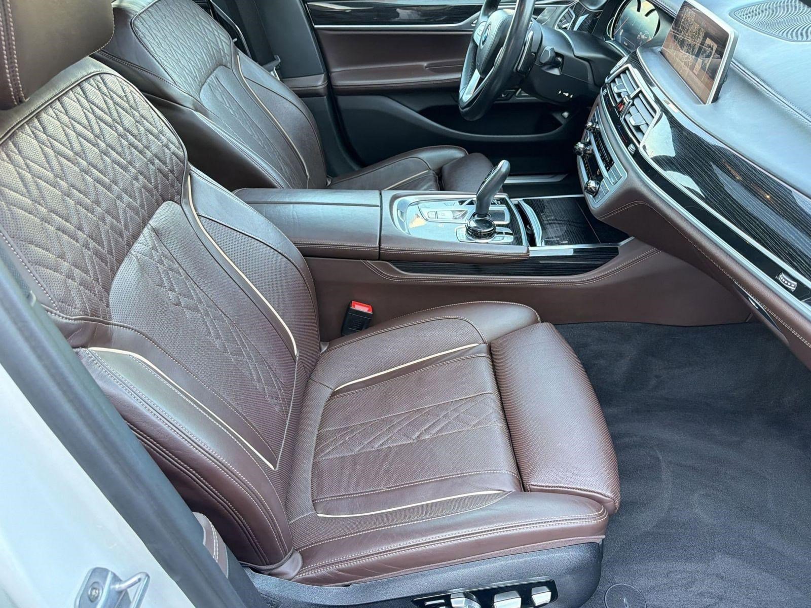 Used 2019 BMW 750i w/ Executive Package RWD image 31