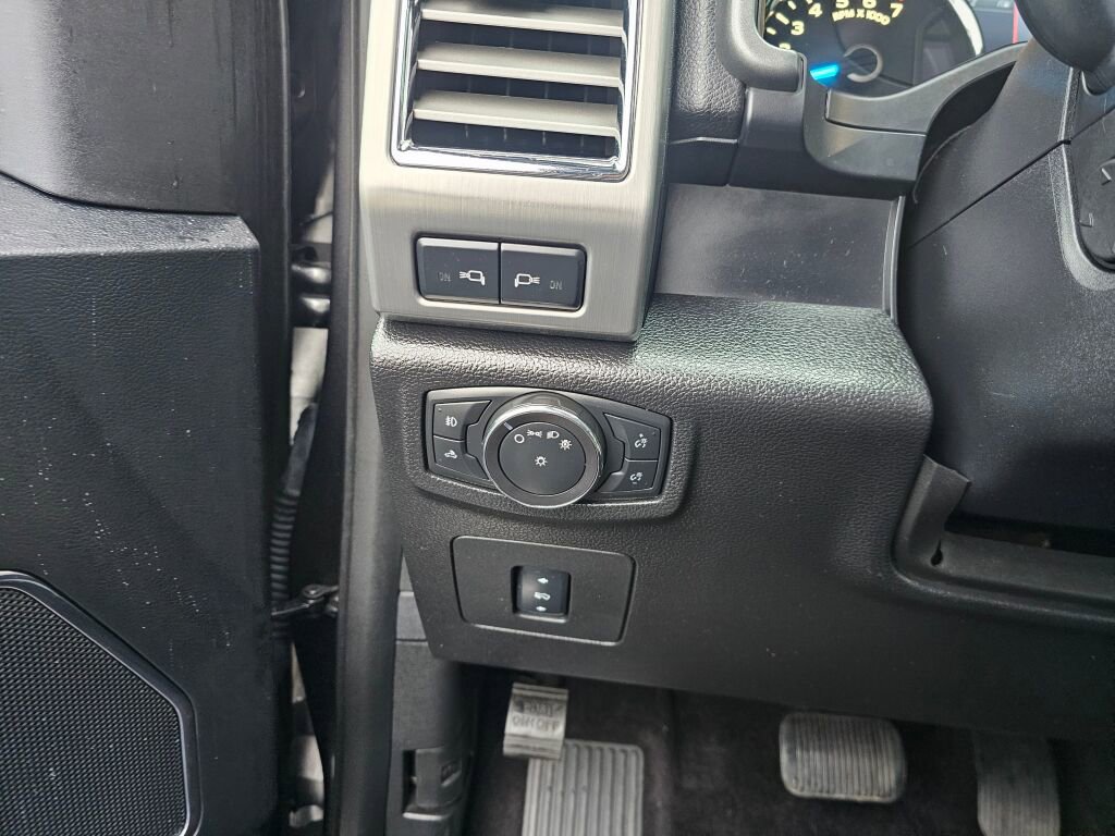 Used 2016 Ford F150 Platinum w/ Equipment Group 701A Luxury AWD/4WD image 21