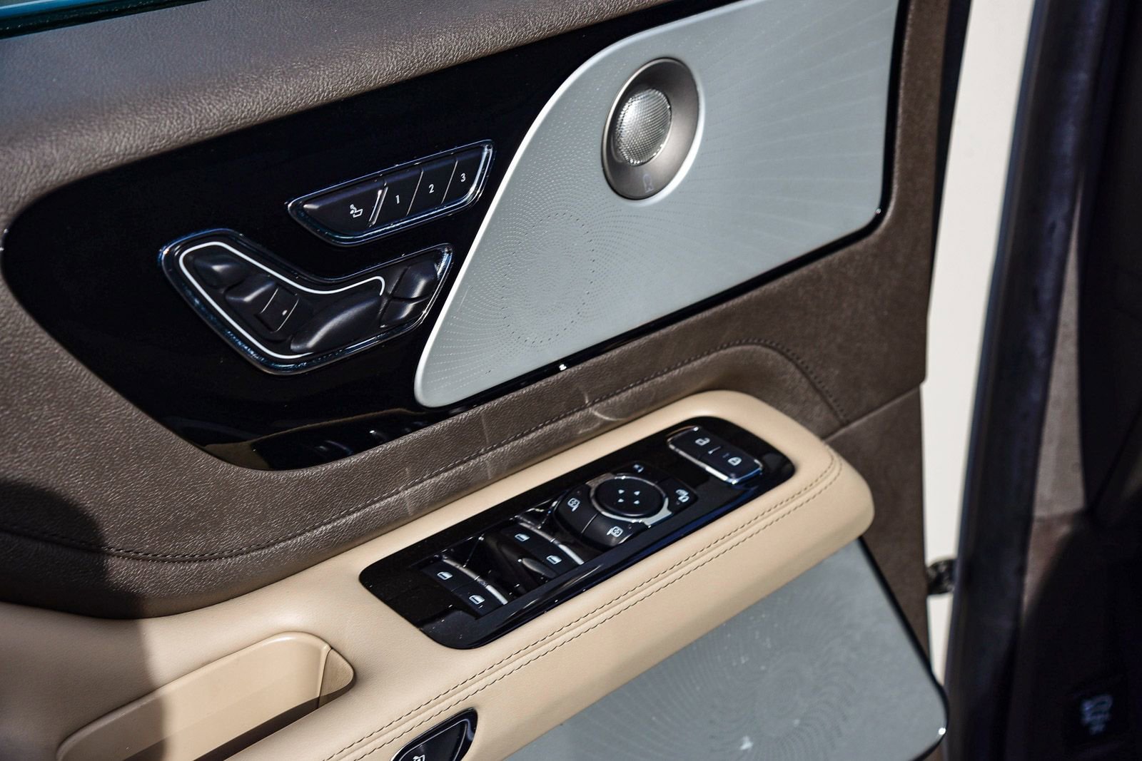 Used 2023 Lincoln Aviator Reserve w/ Equipment Group 201A image 21