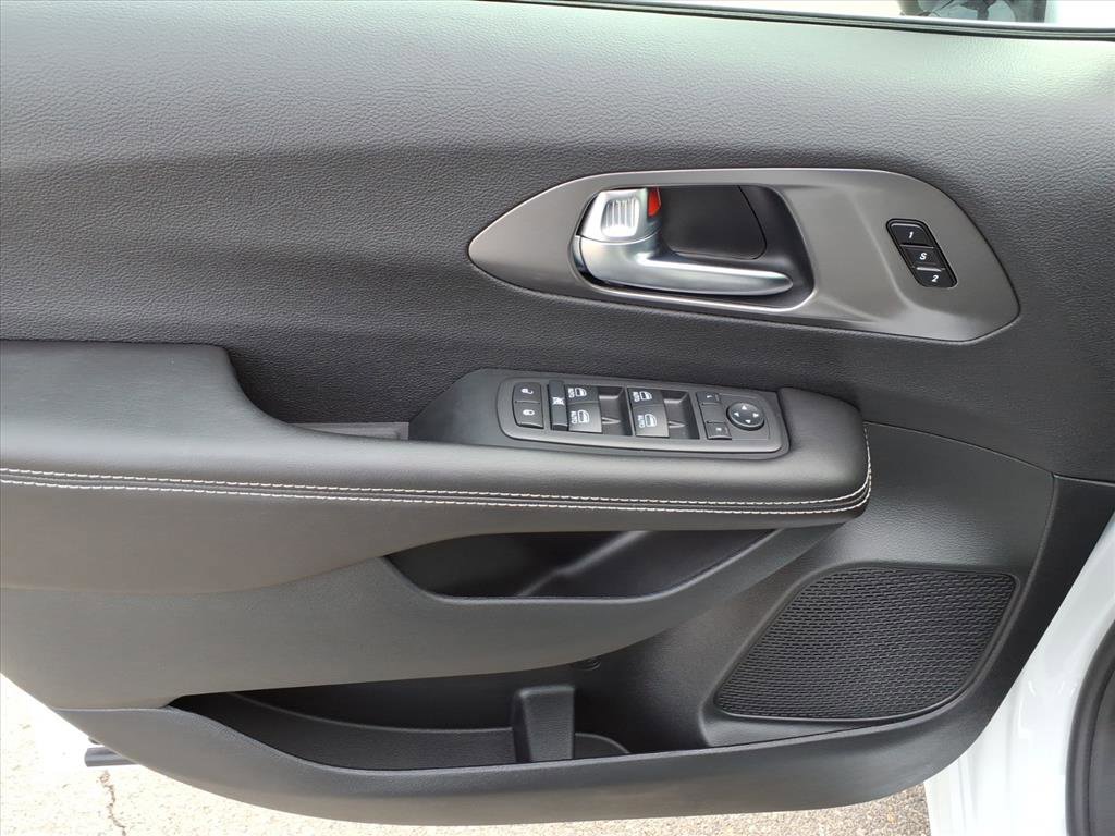 New 2026 Chrysler Pacifica Select image 16