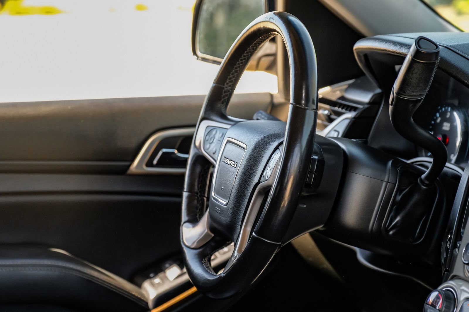 Used 2018 GMC Yukon Denali RWD image 16