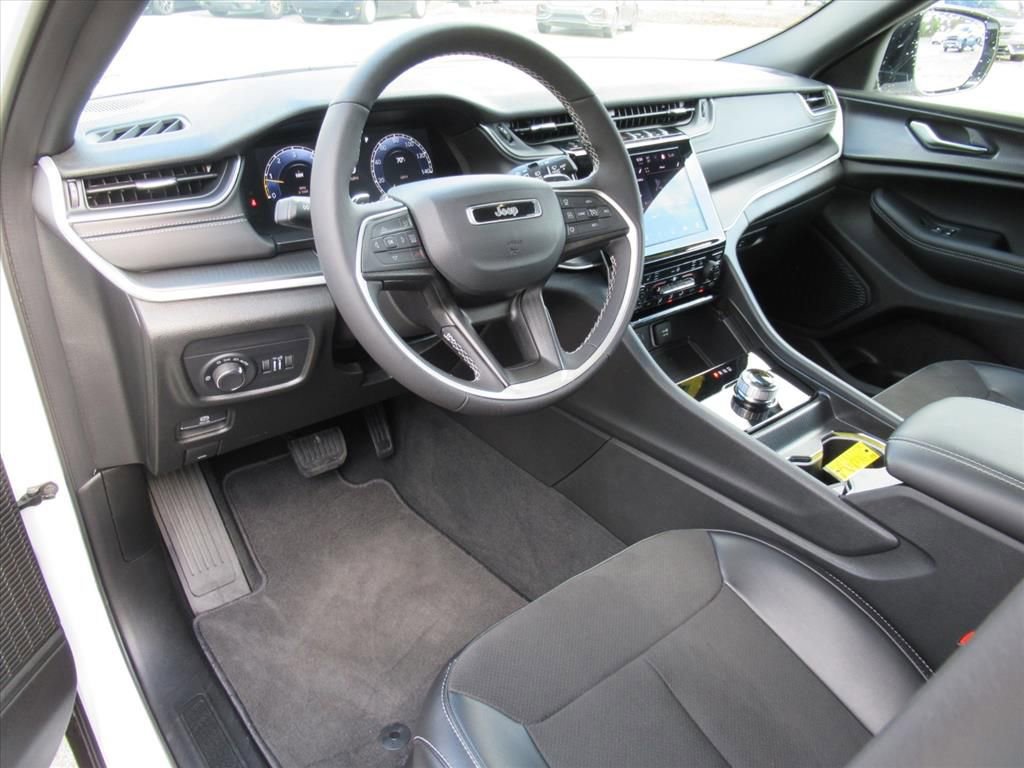 Certified 2025 Jeep Grand Cherokee Altitude image 14