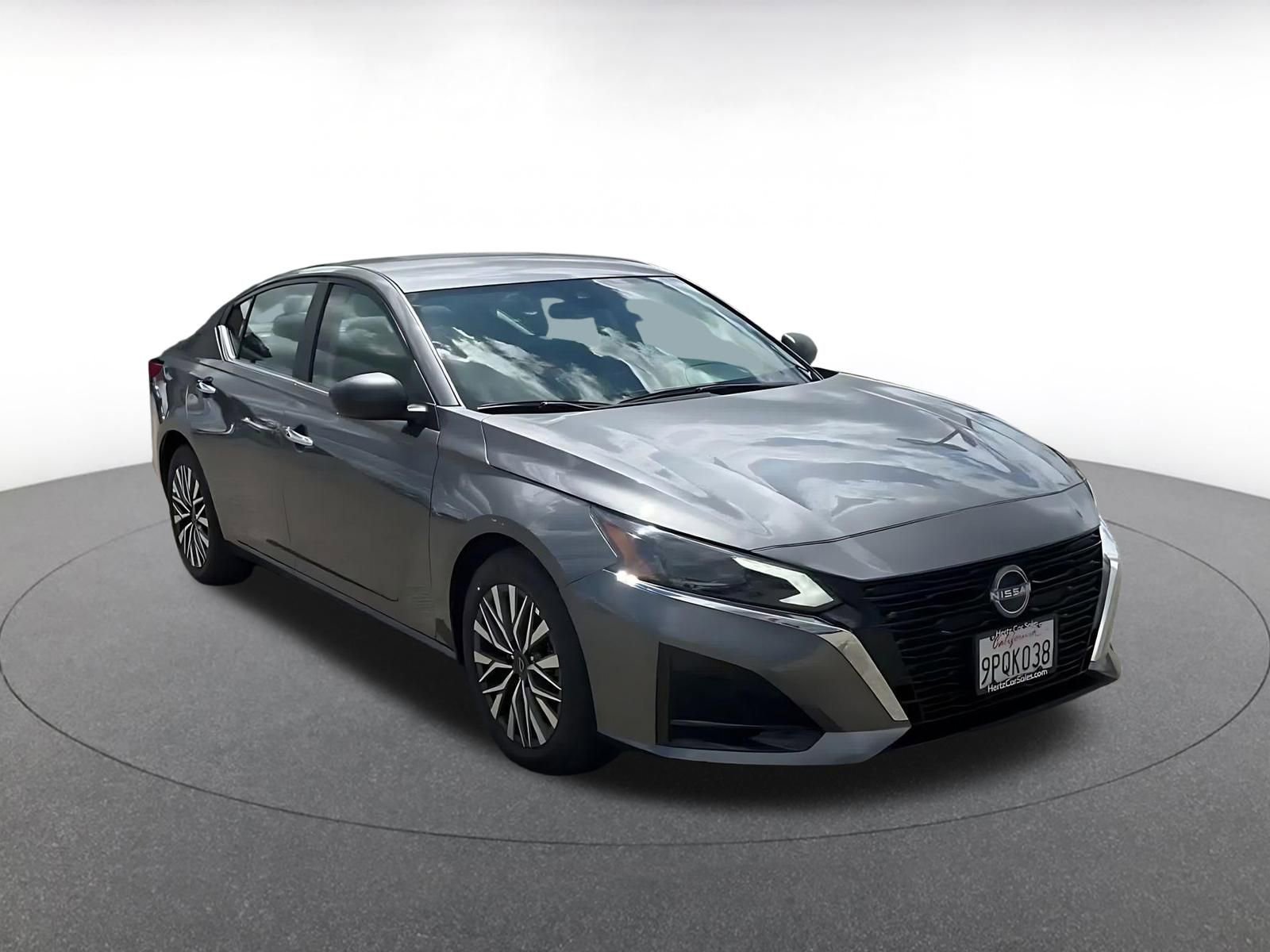 Used 2025 Nissan Altima 2.5 SV FWD image 3