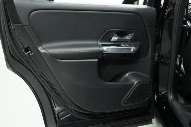 Used 2022 Mercedes-Benz GLB 250 w/ Premium Package image 30