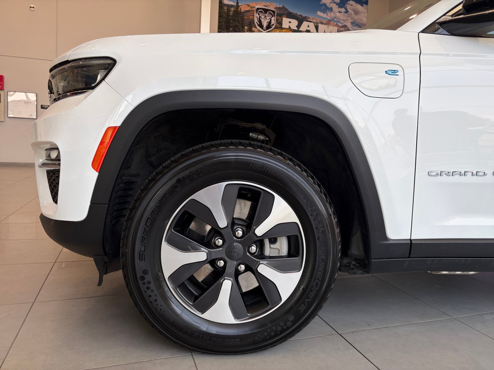 Used 2024 Jeep Grand Cherokee Limited 4xe AWD/4WD image 10
