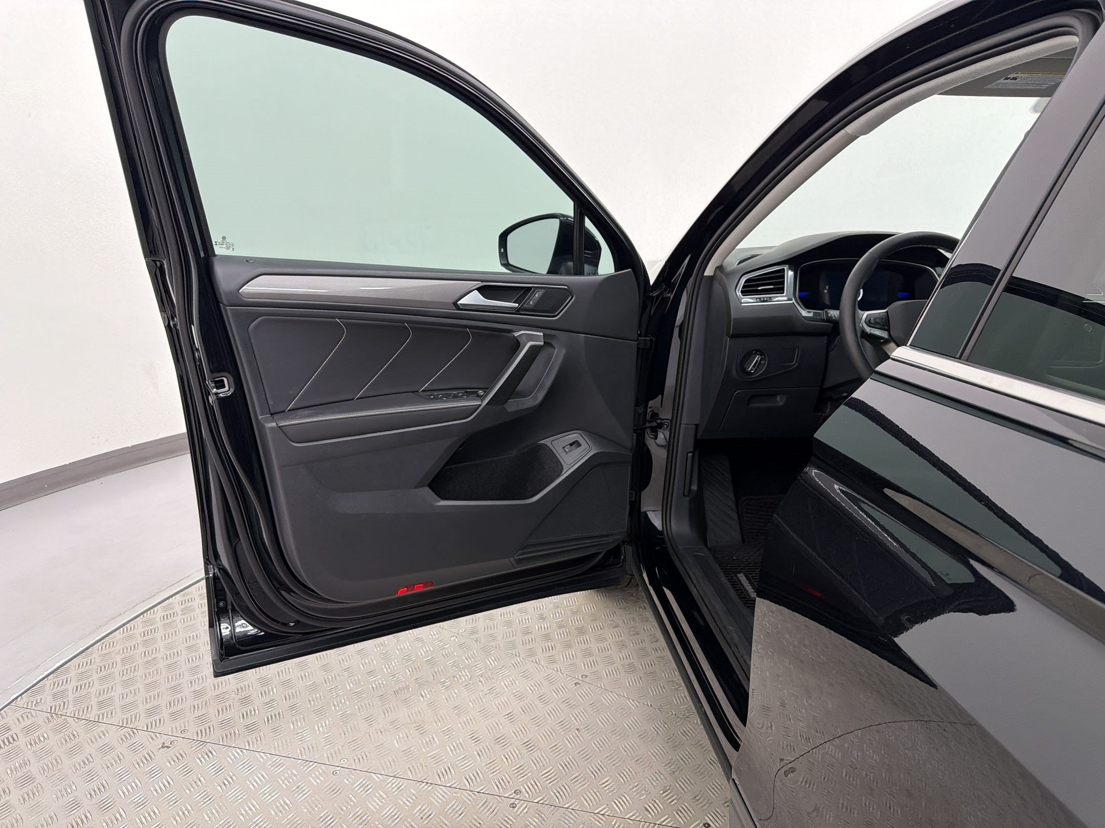 Used 2024 Volkswagen Tiguan SE FWD image 27