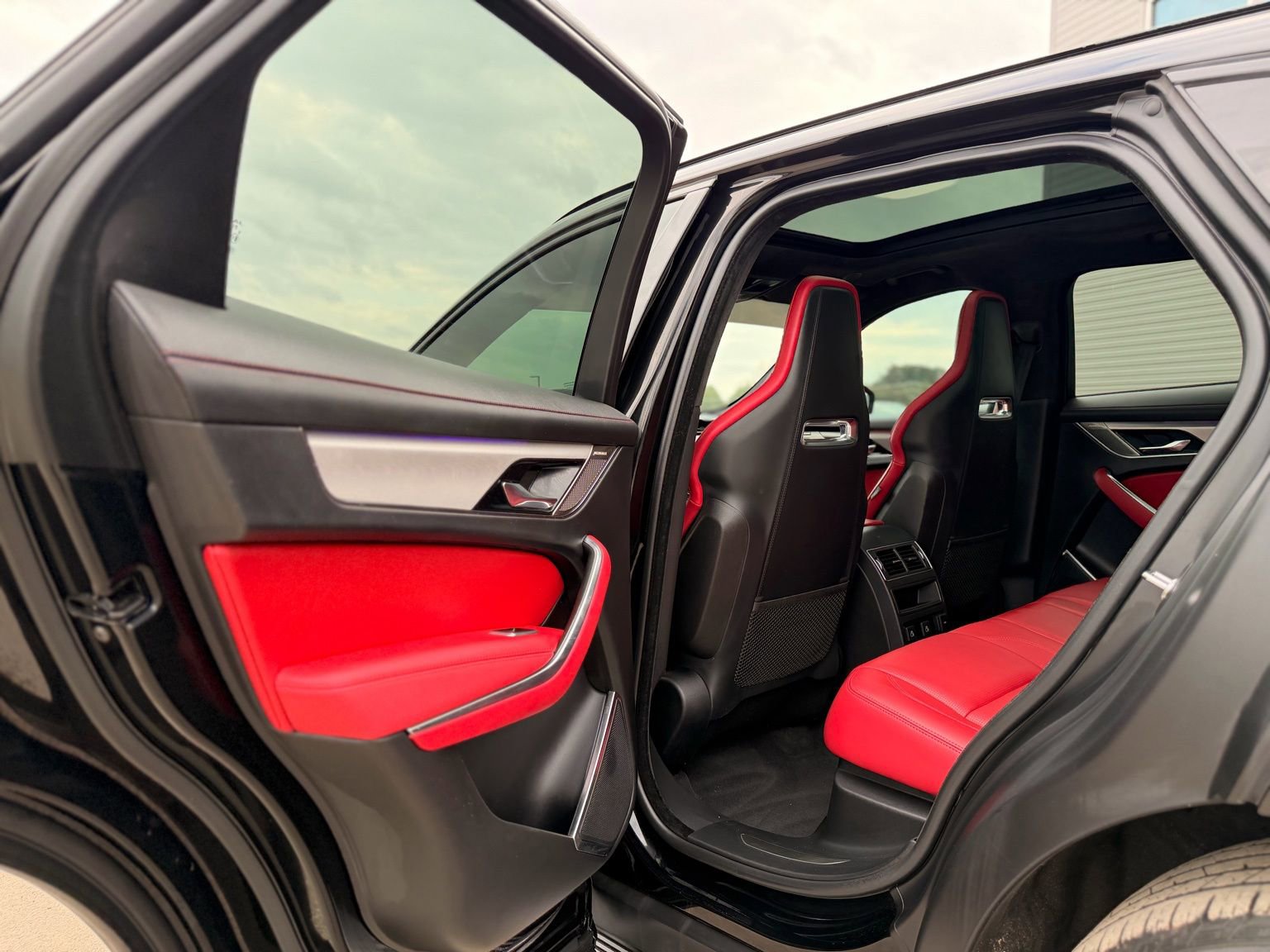 Used 2024 Jaguar F-PACE R-Dynamic S image 17