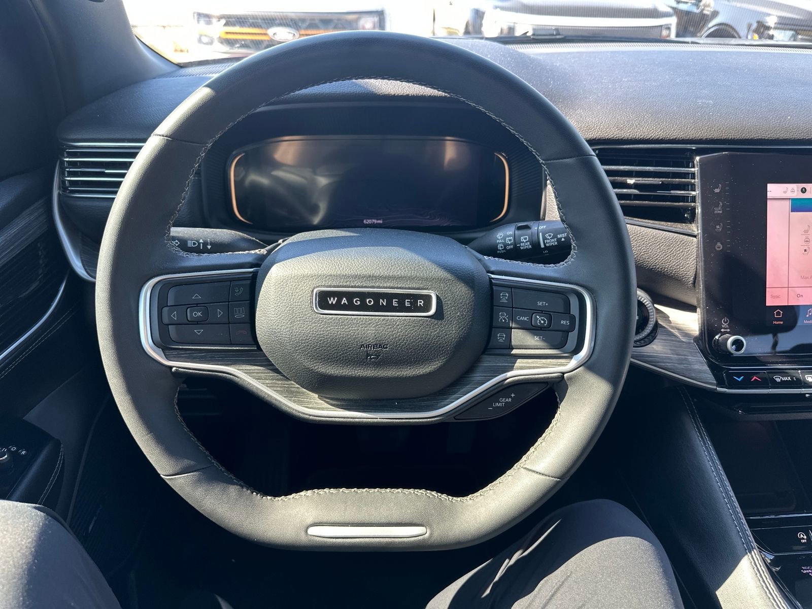 Used 2023 Jeep Wagoneer L Series III w/ Preferred Equipment Group image 38