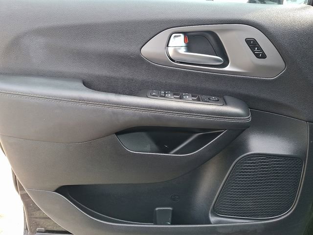 Used 2025 Chrysler Pacifica Select image 14