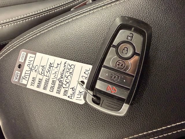 Used 2025 Ford Escape Platinum AWD/4WD image 45