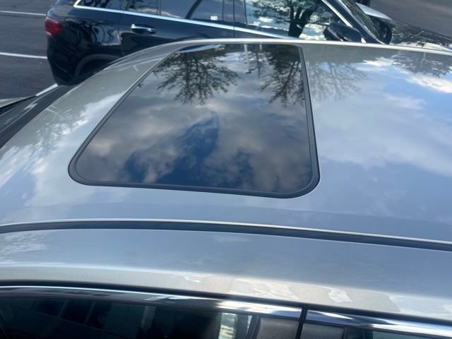 Used 2016 Toyota Camry SE w/ Moonroof Package FWD image 10