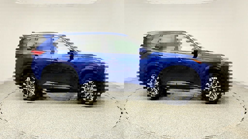 Used 2023 Nissan Rogue SV image 3