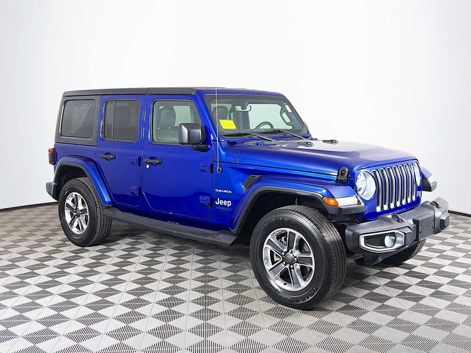 Used 2018 Jeep Wrangler Unlimited Sahara w/ Dual Top Group AWD/4WD image 3