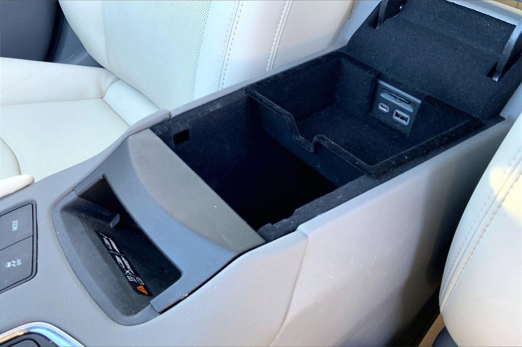 Used 2023 Cadillac XT6 Premium Luxury image 17