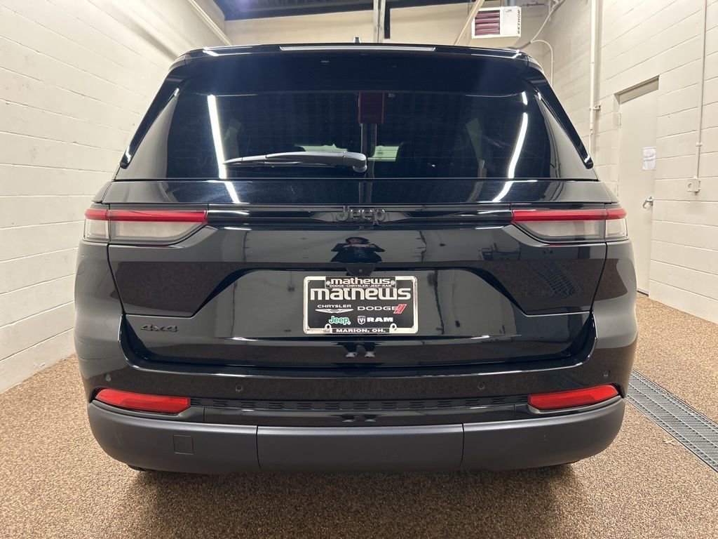 Used 2024 Jeep Grand Cherokee Altitude image 3