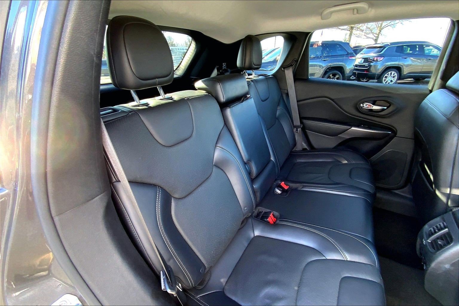 Used 2019 Jeep Cherokee Limited image 17