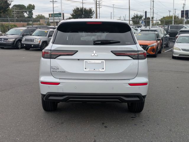 New 2025 Mitsubishi Outlander ES image 5