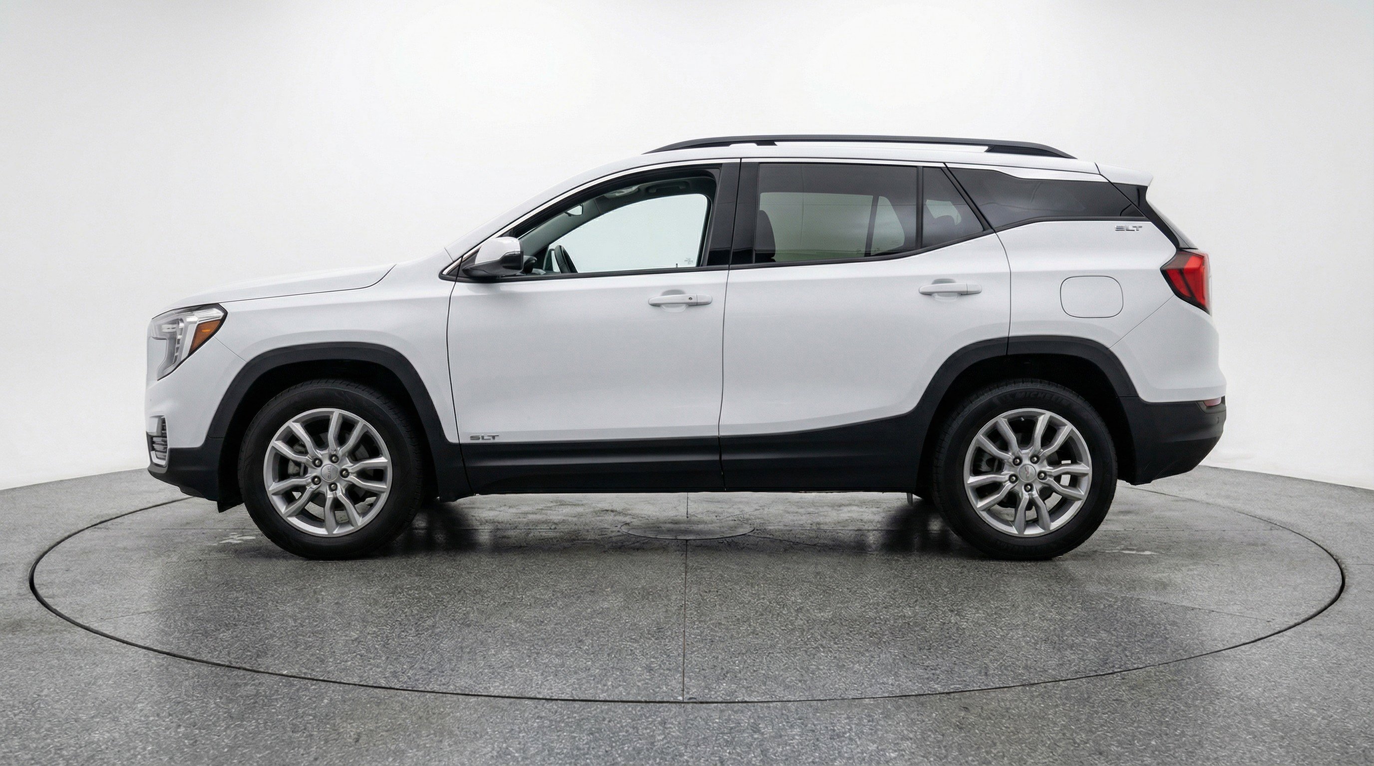 Used 2024 GMC Terrain SLT image 5