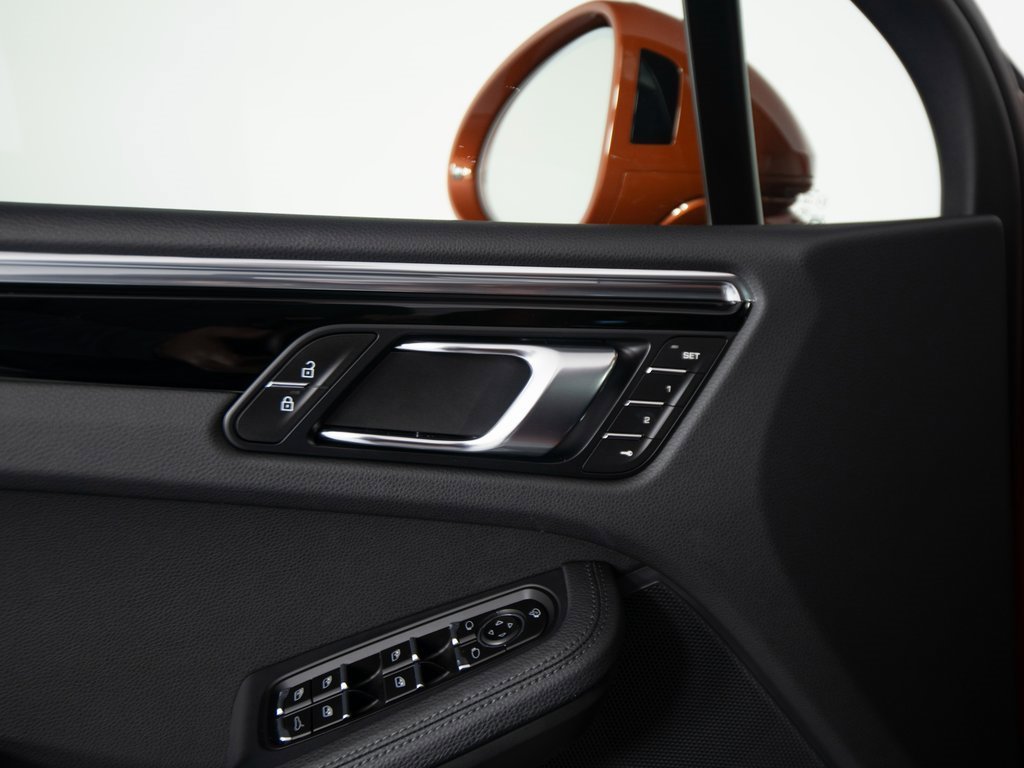 Certified 2025 Porsche Macan image 32