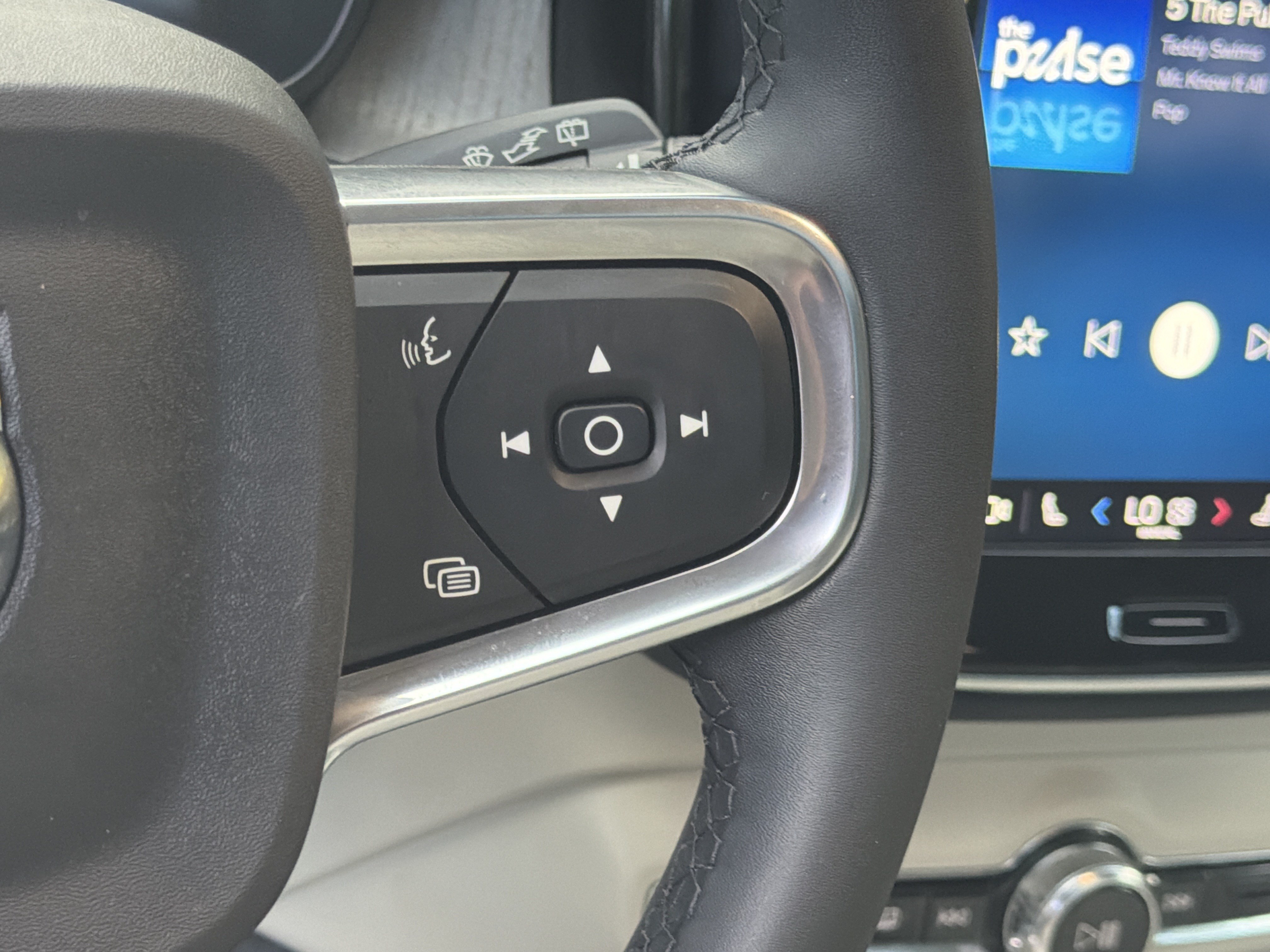 Certified 2024 Volvo XC40 B5 Plus AWD/4WD image 20