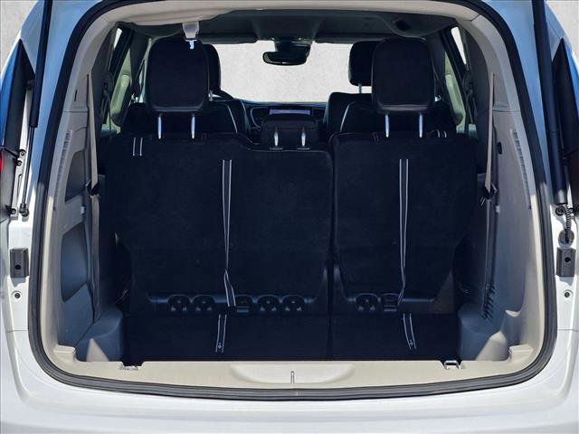 Used 2023 Chrysler Pacifica Touring-L image 6