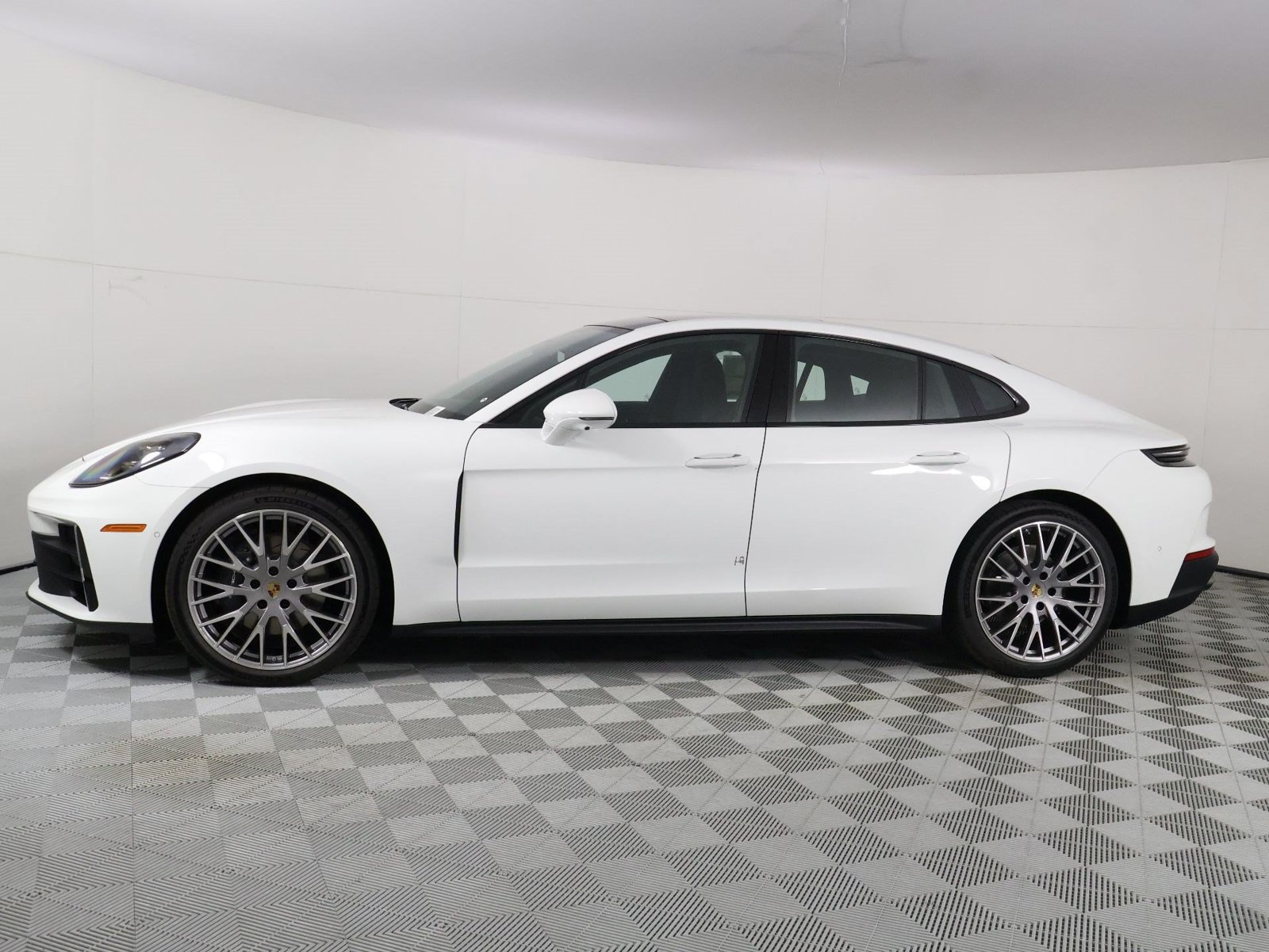 New 2026 Porsche Panamera RWD image 2