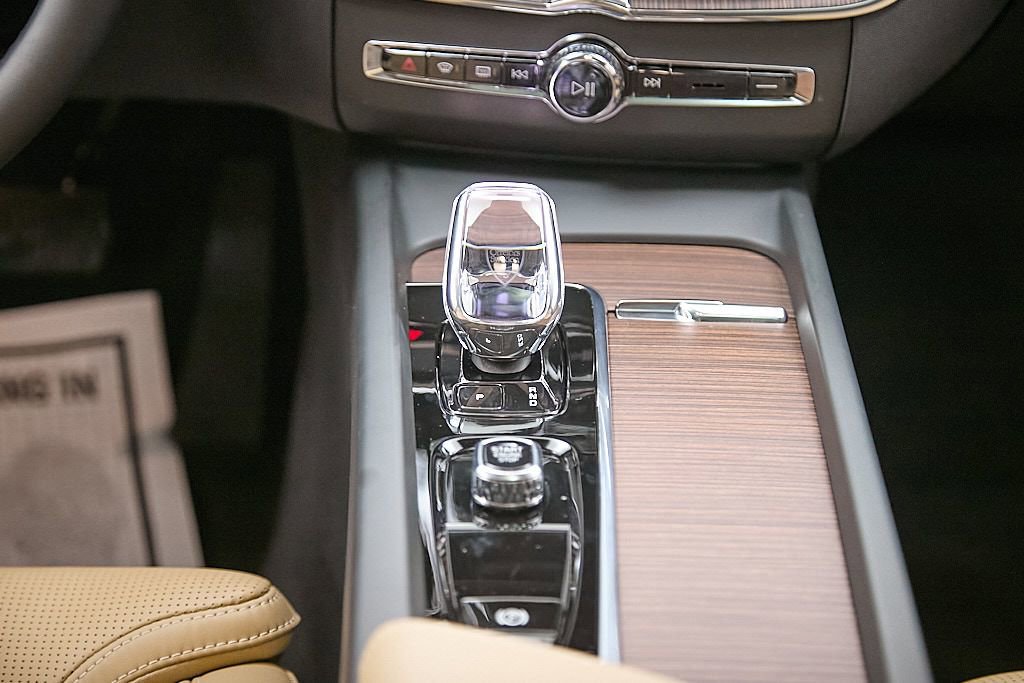 Certified 2025 Volvo XC60 B5 Ultra image 30