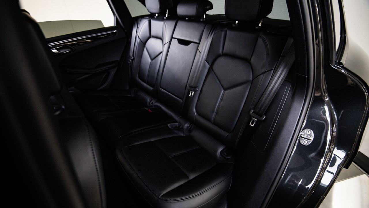 Certified 2023 Porsche Macan AWD/4WD image 24