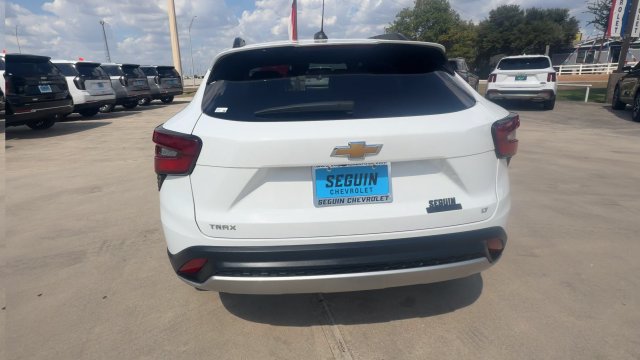 Used 2025 Chevrolet Trax LT FWD image 7