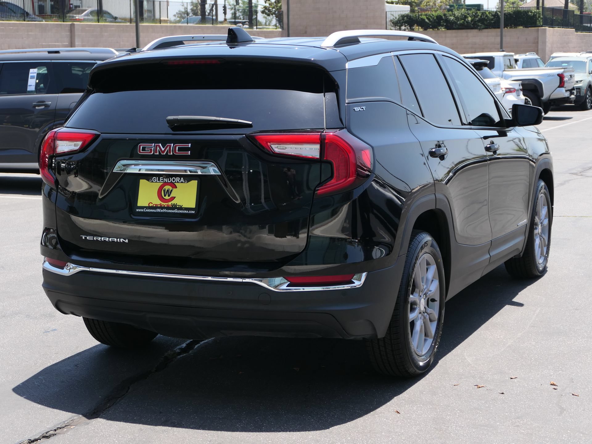 Used 2022 GMC Terrain SLT w/ Tech Package FWD image 3