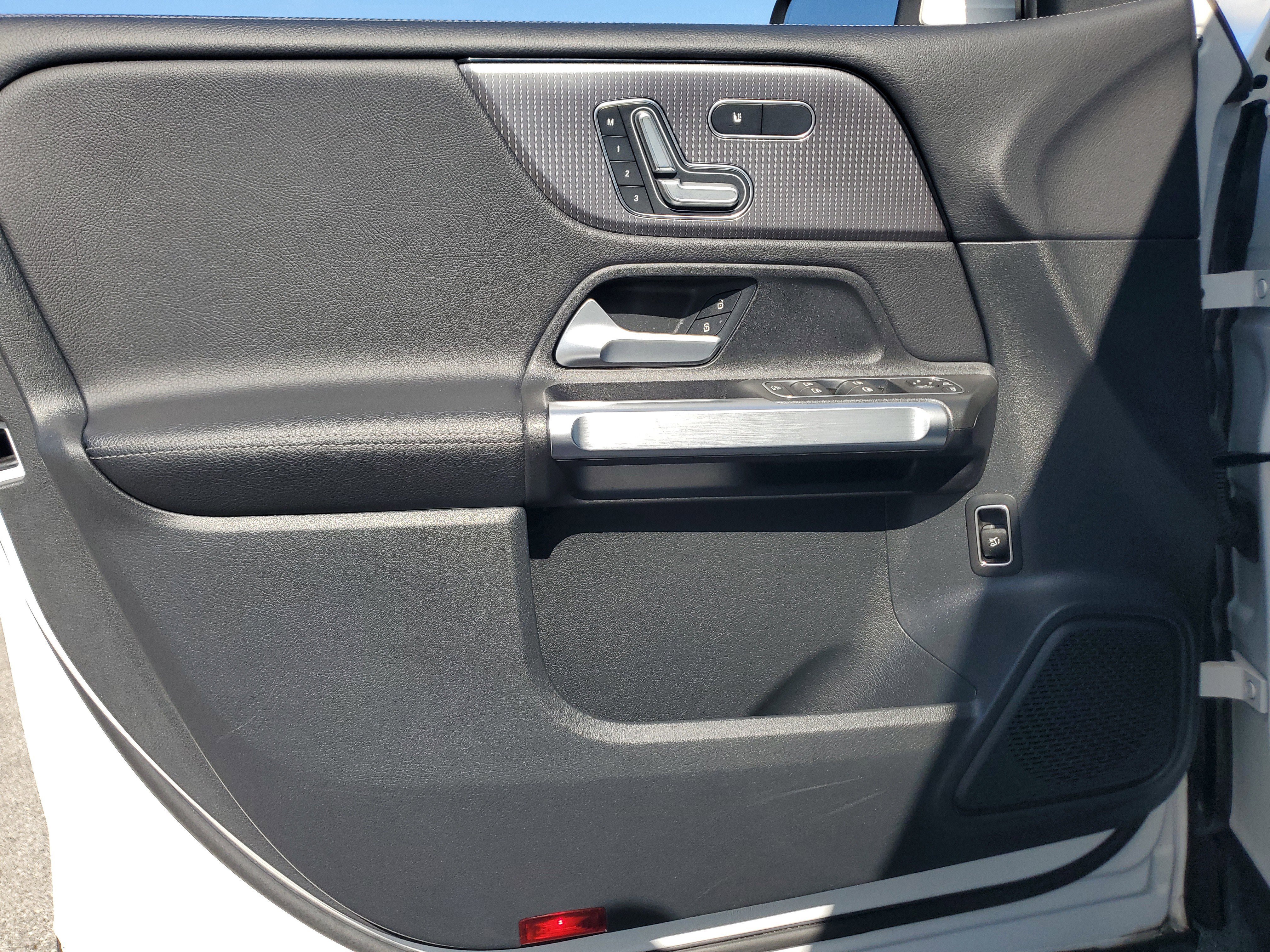 Used 2023 Mercedes-Benz GLB 250 4MATIC w/ Premium Package image 27