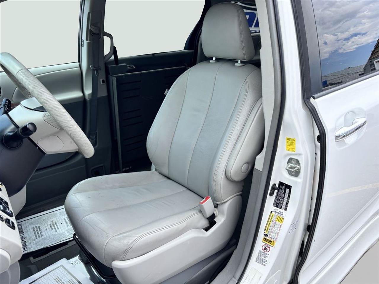 Used 2011 Toyota Sienna XLE w/ Premium Pkg FWD image 12