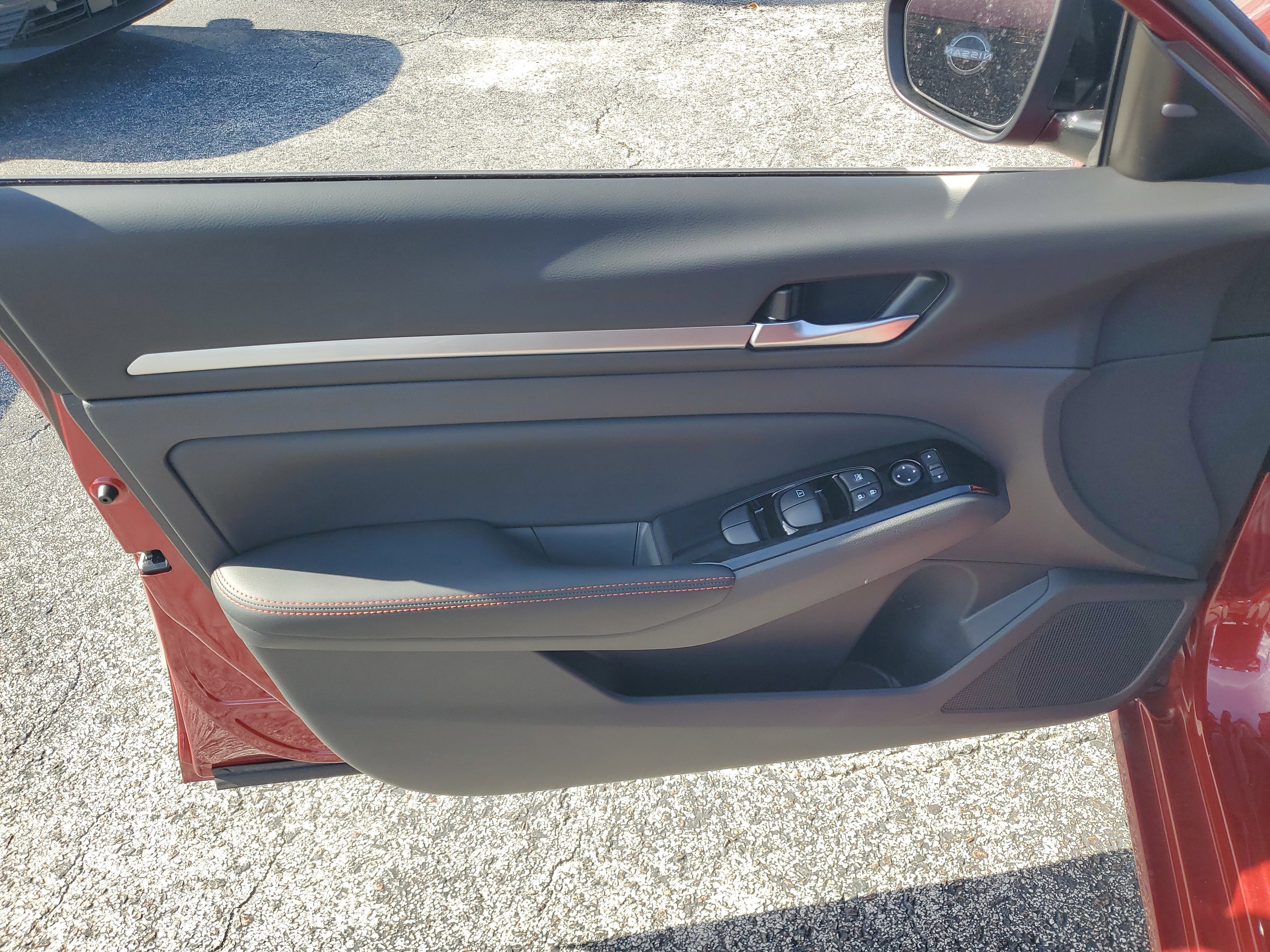 New 2025 Nissan Altima 2.5 SR image 8