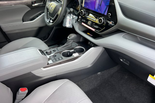 New 2026 Toyota Highlander Limited AWD/4WD image 17