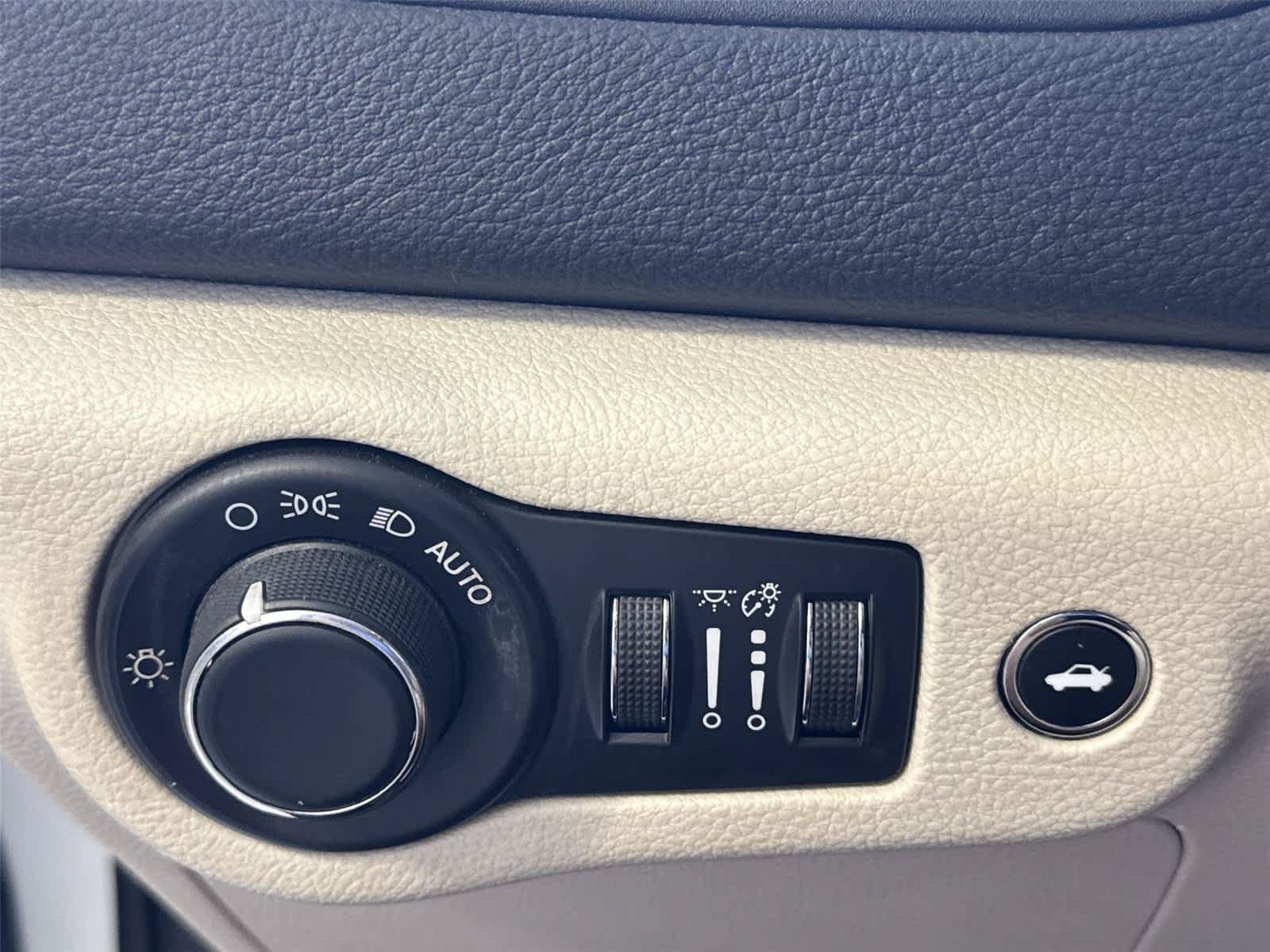 Used 2016 Chrysler 200 Limited FWD image 22