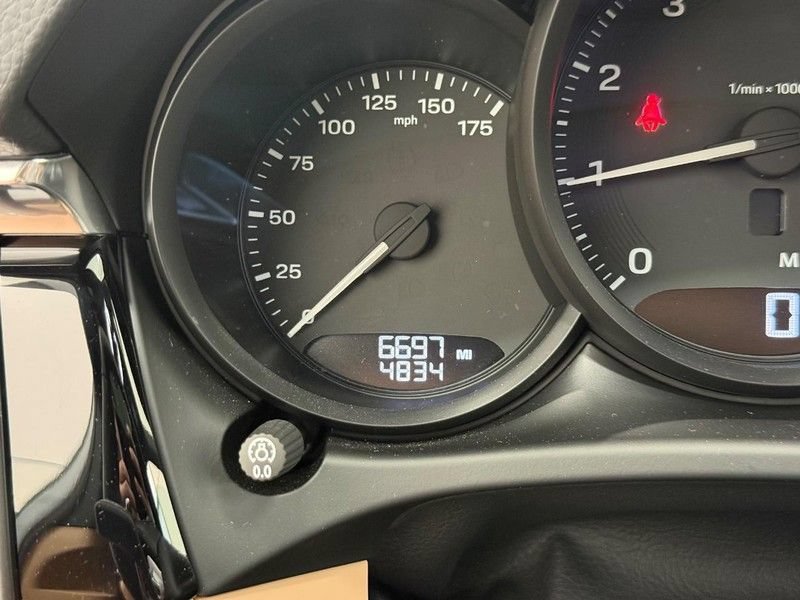 Certified 2025 Porsche Macan AWD/4WD image 22